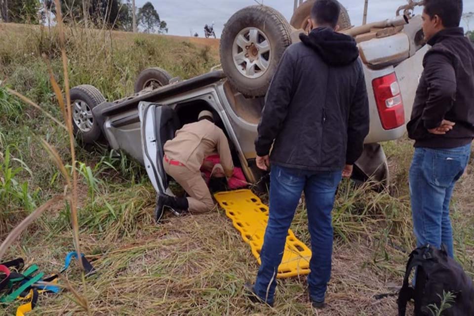 Motorista perde o controle da direção e capota caminhonete na RO 133