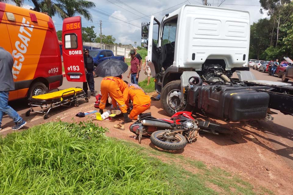 Colisão entre moto e caminhão deixa Idoso em estado grave