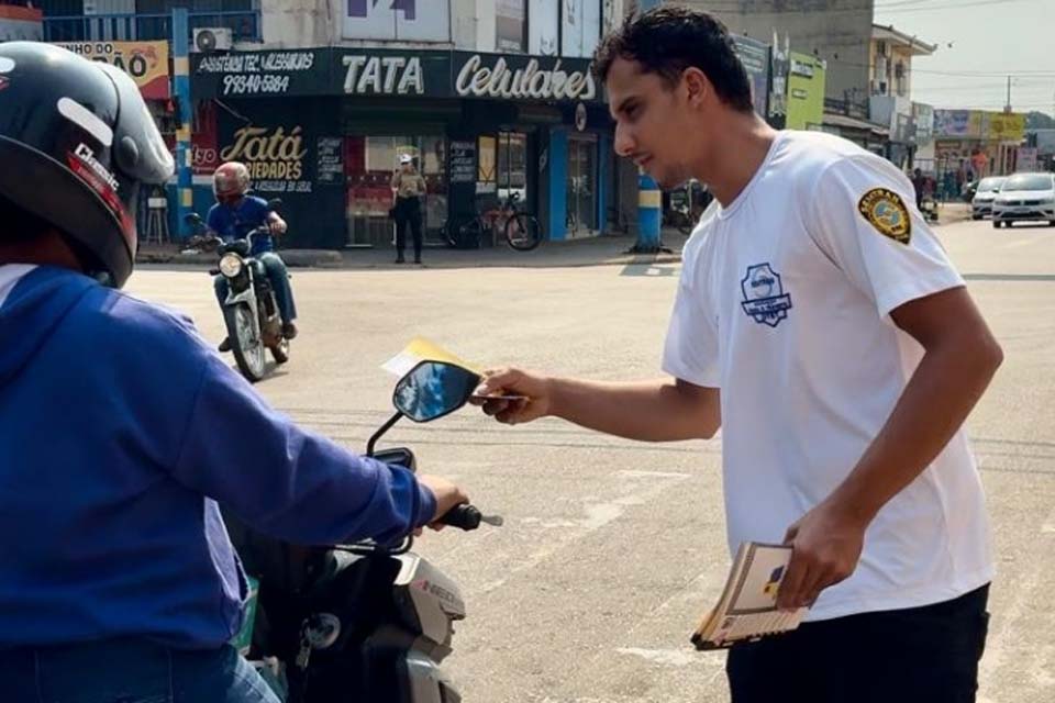 Blitz educativa para motociclistas durante a Expovel orienta sobre segurança no trânsito