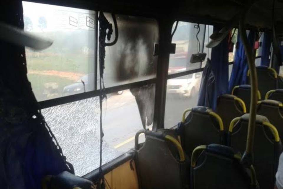 Criminoso usa coquetel molotov para colocar fogo em ônibus na zona leste