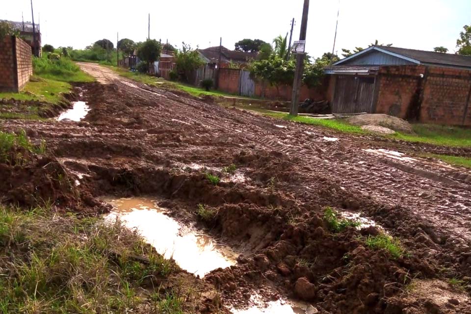 Moradores reclamam de obra que deixou mais uma rua intransitável