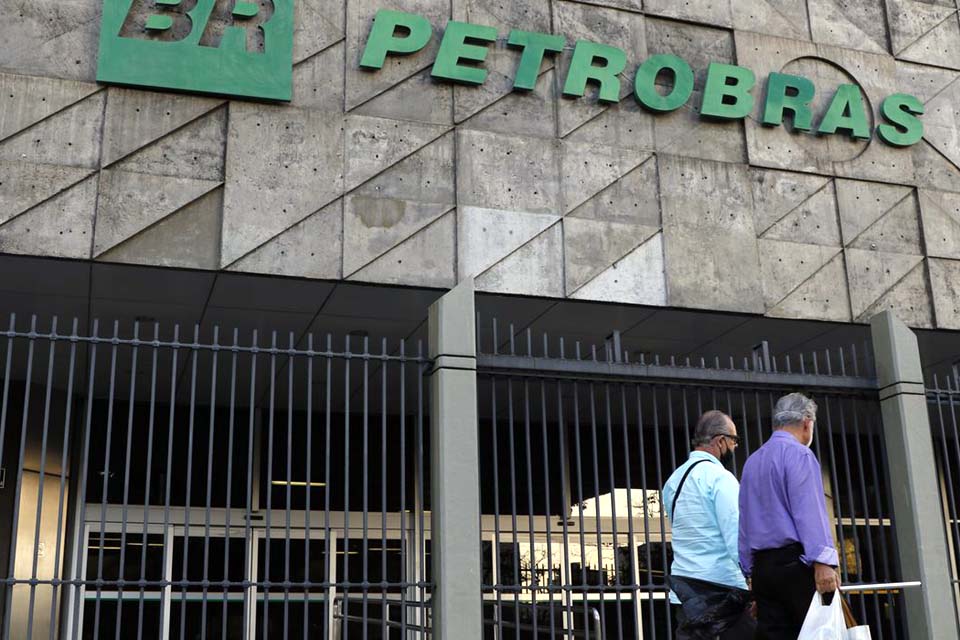 Petrobras reduz preço da gasolina e aumenta o do diesel