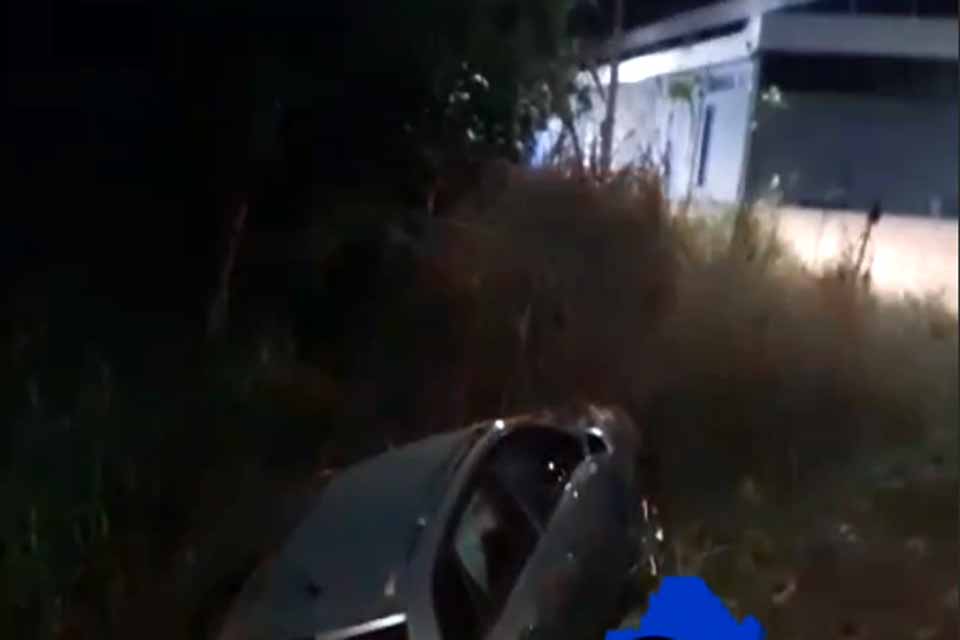 Carro cai em barranco após fuga de blitz da PRF em Ji-Paraná