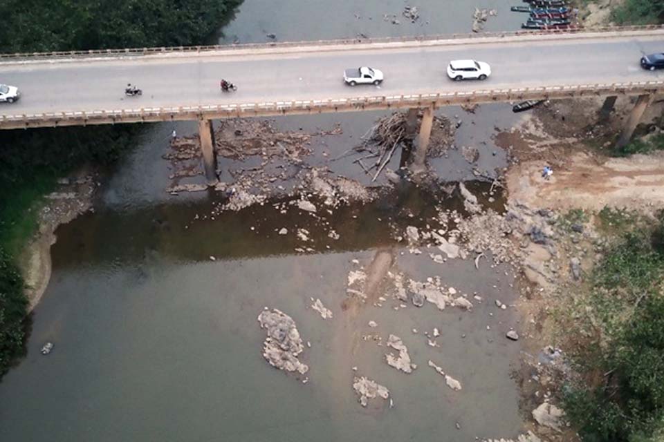 Imagens do Rio Jaru demonstram impacto da estiagem de mais de cem dias