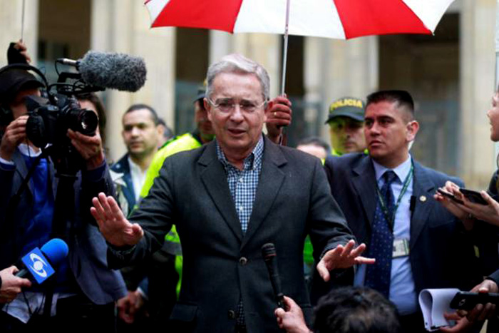 Colômbia: Uribe retorna e ameaça acordo com as Farc