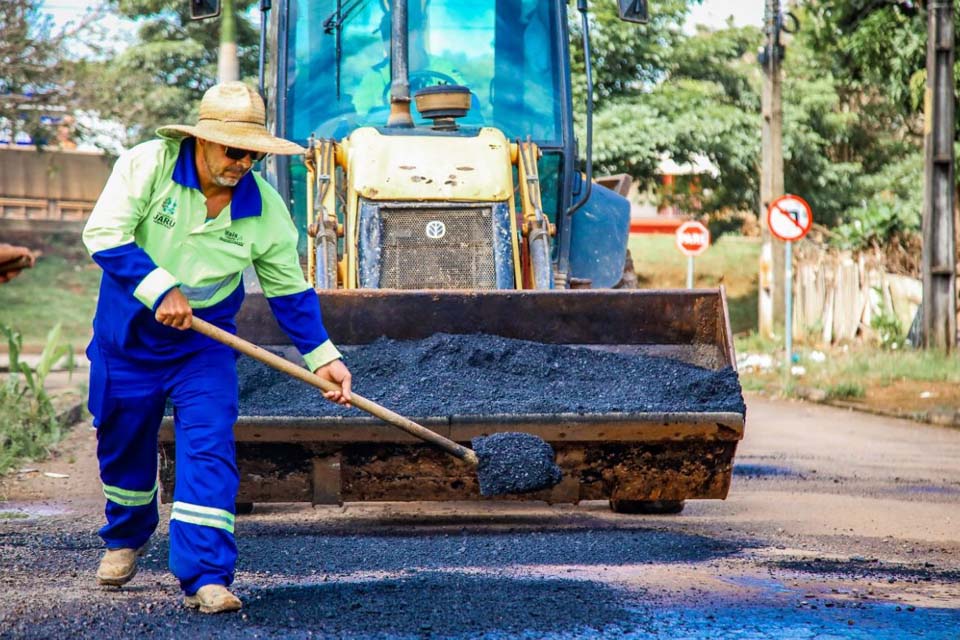 Prefeitura continua com serviços de tapa-buracos pelas ruas e avenidas do município