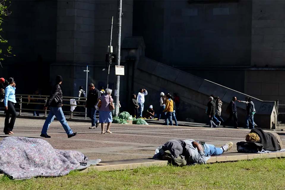 Padre Lancellotti critica exploração de pessoas em situação de rua