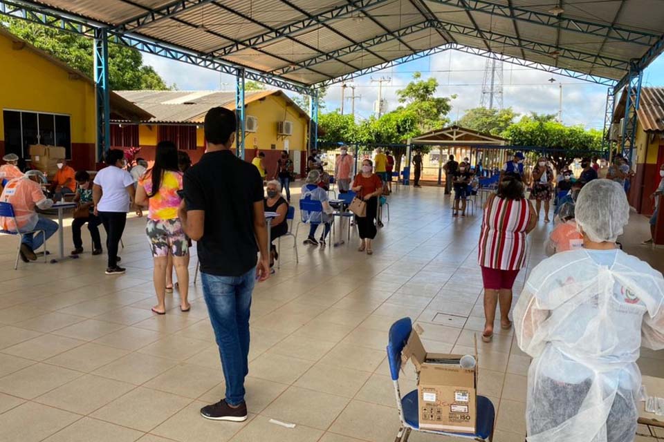 Idosos com mais de 65 anos fazem fila para receber primeira dose de vacina contra Covid-19