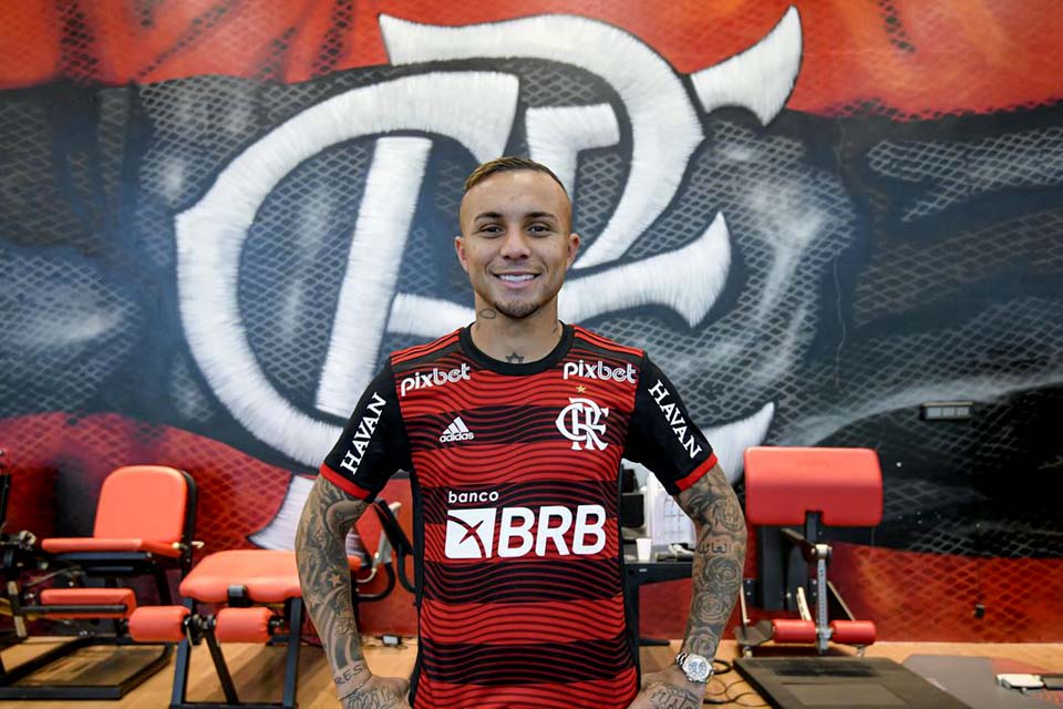 Flamengo anuncia saída de Isla e chegada de Everton Cebolinha