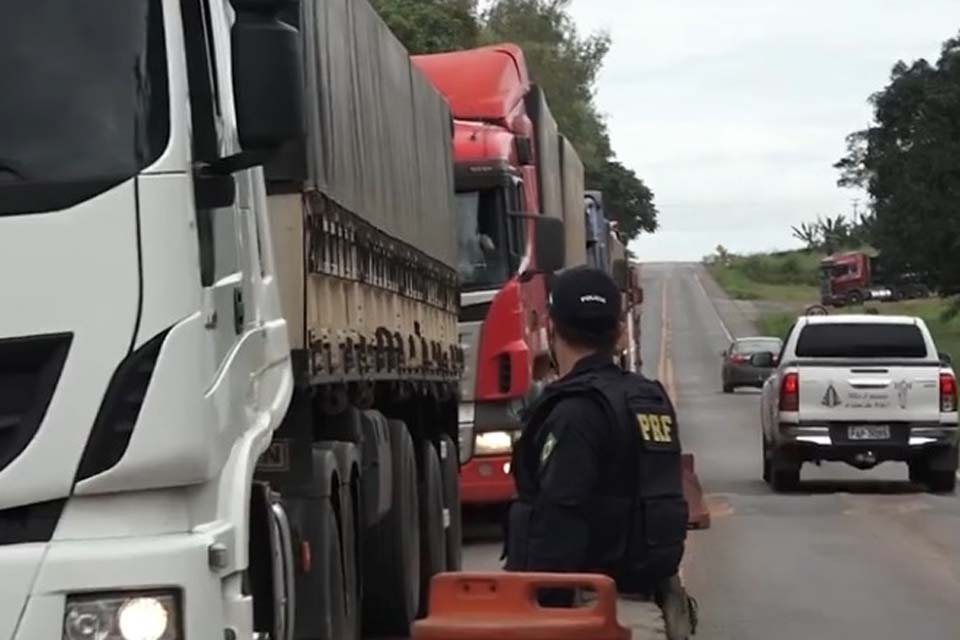 Caminhoneiros recebem marmitas no posto da PRF