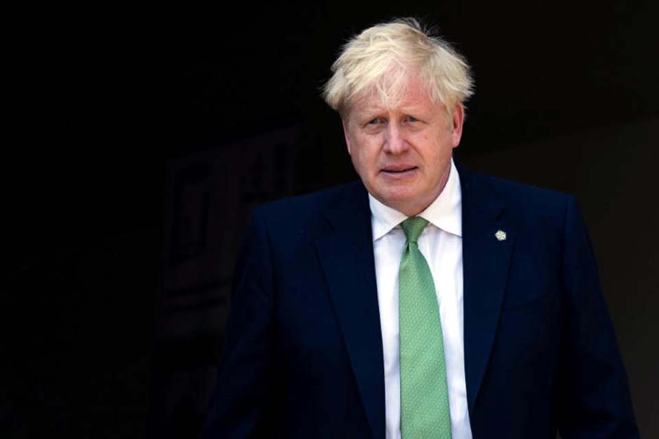Boris Johnson perde força com derrotas eleitorais, mas insiste que permanecerá no cargo