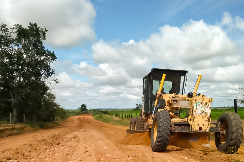 Terraplanagem urbana é executada por duas equipes da Semosp