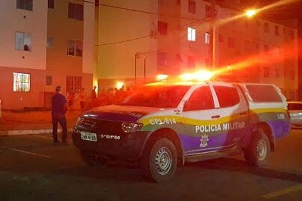 PM flagra garota e comparsas com armas e celulares roubados