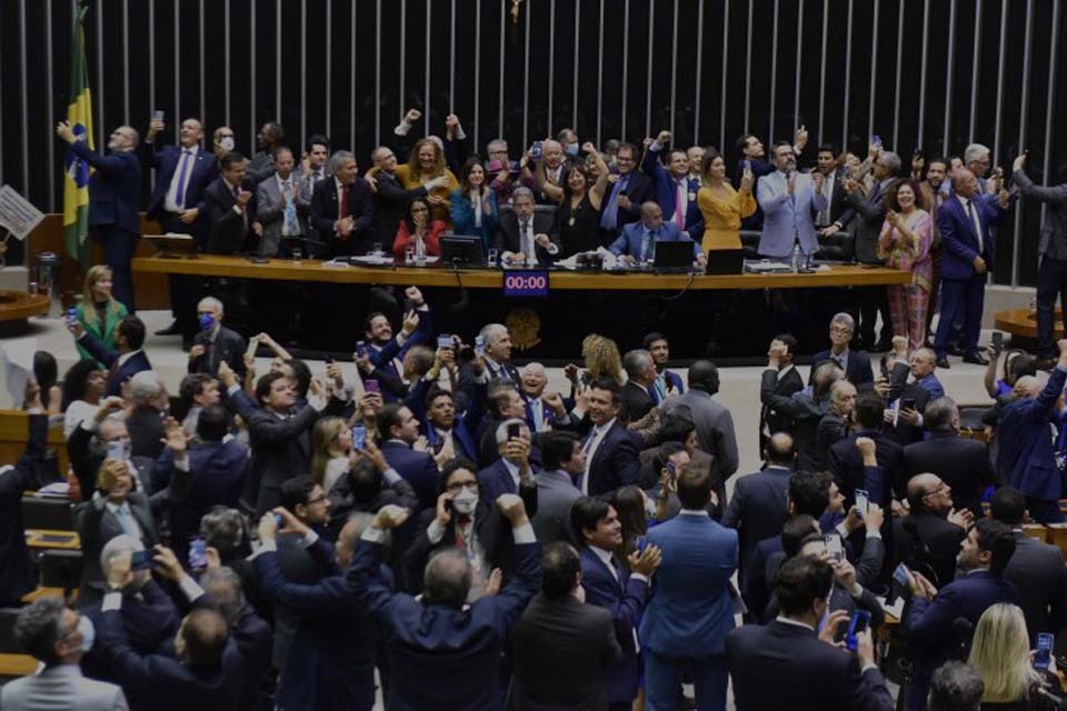 Deputados aprovam projeto que cria piso salarial da enfermagem; proposta deve seguir para sanção presidencial