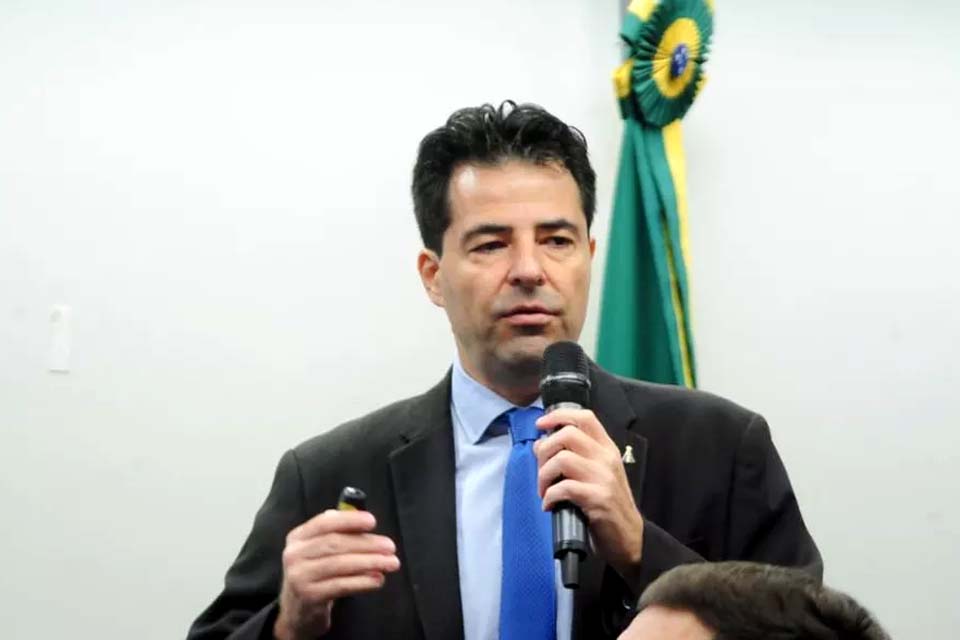 Ministro diz que governo não pode interferir nos preços da Petrobras