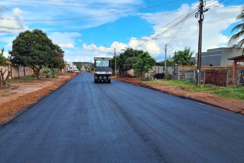 Trecho da Avenida São Paulo no anel viário em Rolim de Moura recebe nova capa asfáltica