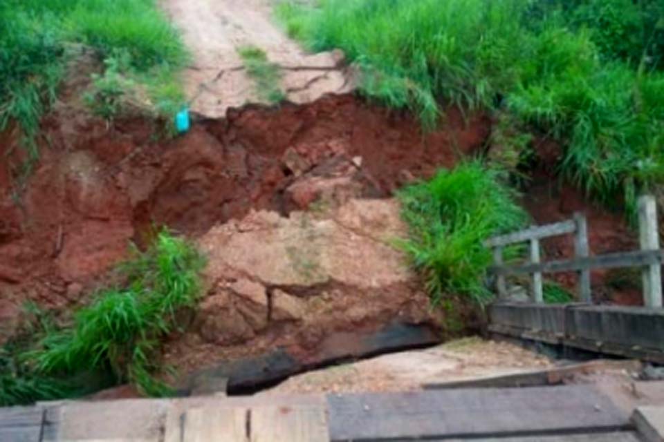 Erosão destrói ponte e deixa moradores isolados na área rural; comunidade se revolta com prefeitura