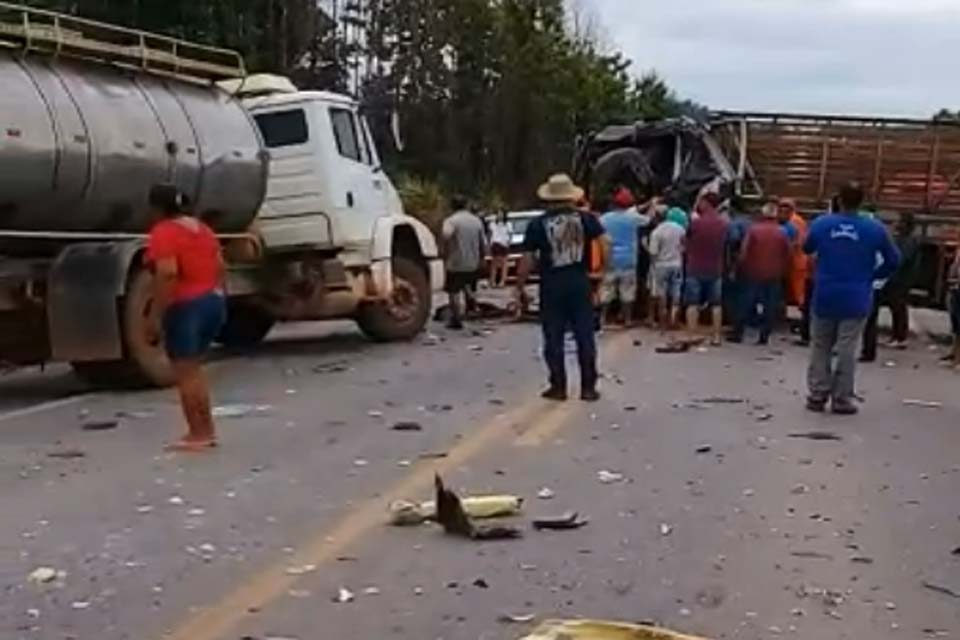 Acidente entre ônibus, carreta e caminhão deixa feridos na BR-364