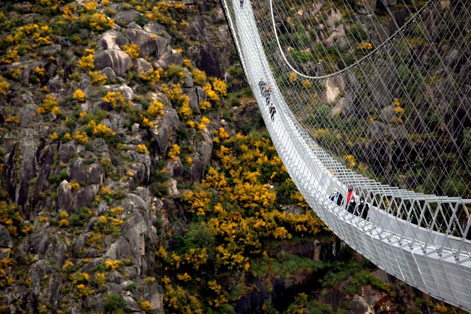 Portugal inaugura ponte suspensa de pedestres mais longa do mundo