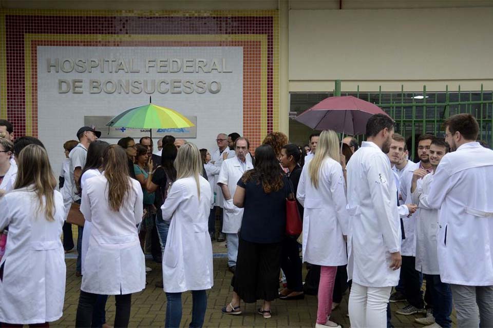 Fies: alunos de medicina reclamam de aumento abusivo nas mensalidades