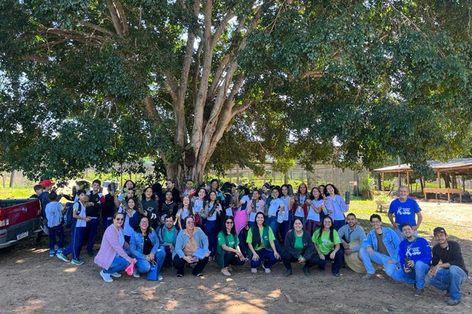 Estudantes do 6º ano da EEEFM Aluizio Ferreira visitam Viveiro Municipal