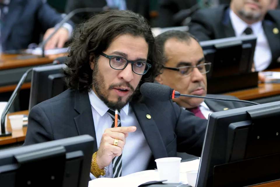 Justiça do Rio condena Eduardo e Carlos Bolsonaro por danos morais contra Jean Wyllys