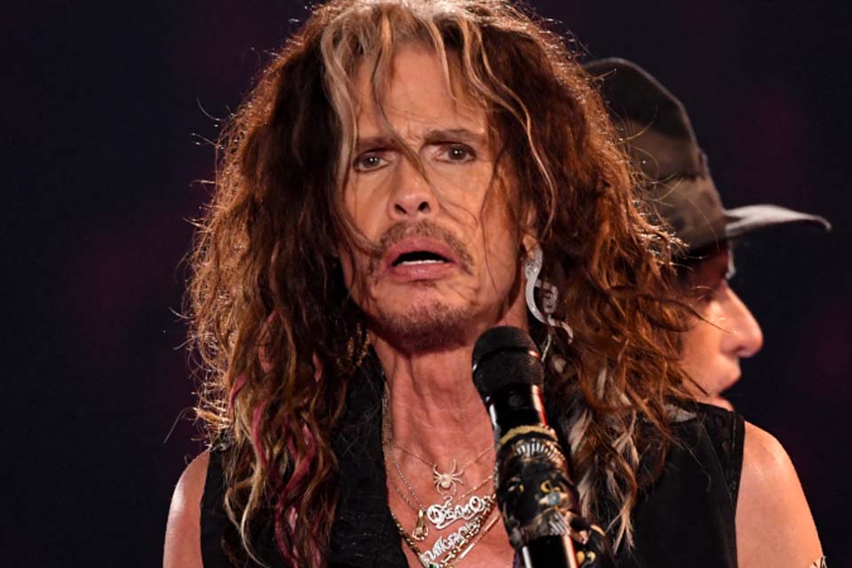 Steven Tyler, vocalista do Aerosmith, é indiciado por abuso sexual contra menor de idade