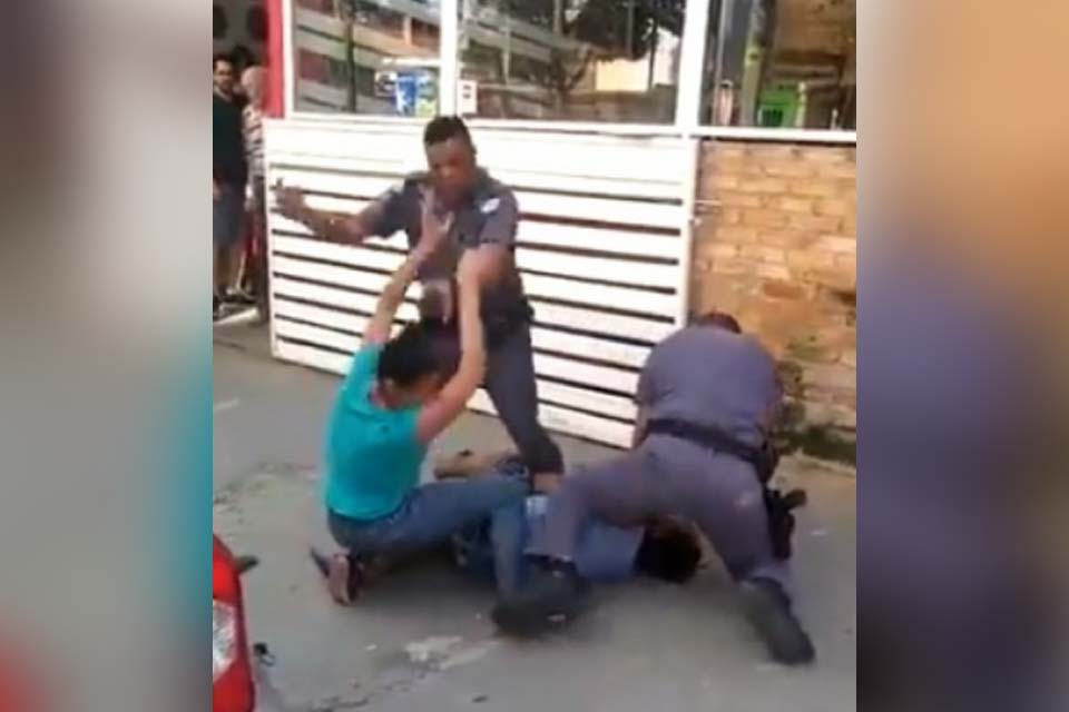 Vídeo mostra PMs agredindo morador de rua e mulher que tenta defendê-lo; Assista