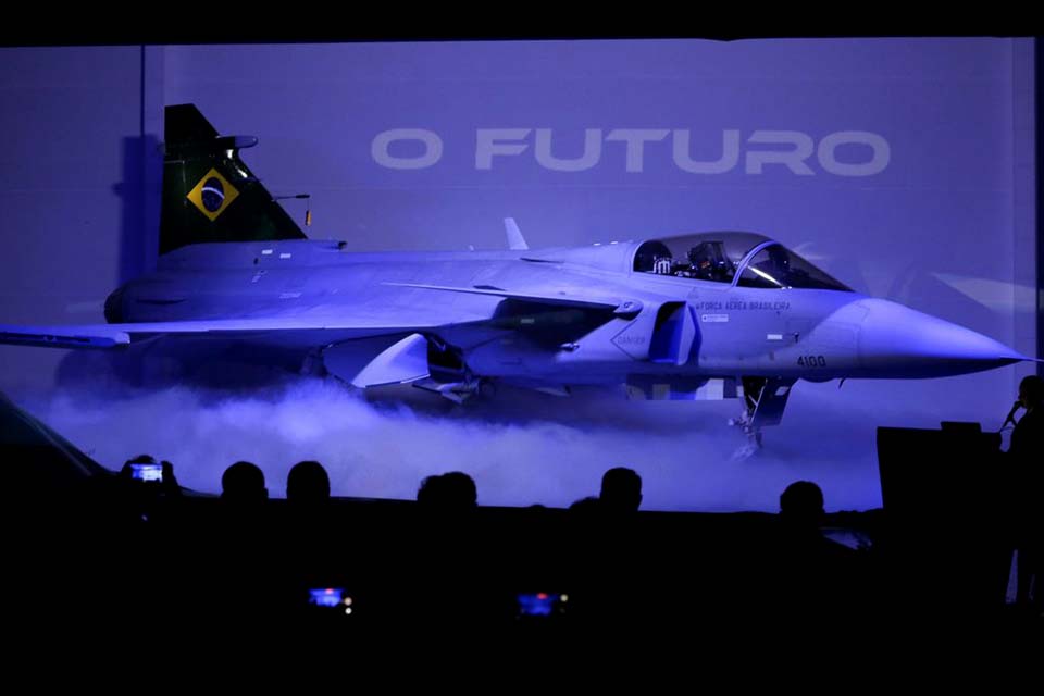 Novo caça Gripen F-39E é apresentado a autoridades em Brasília