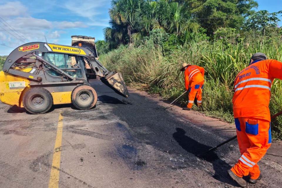 DER trabalha na manutenção da RO 387 que liga o município de Espigão do Oeste à BR-364