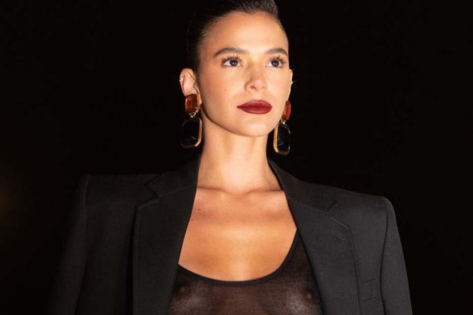 Bruna Marquezine aposta em transparência para assistir a desfile em Paris e atrai todos os flashes para si