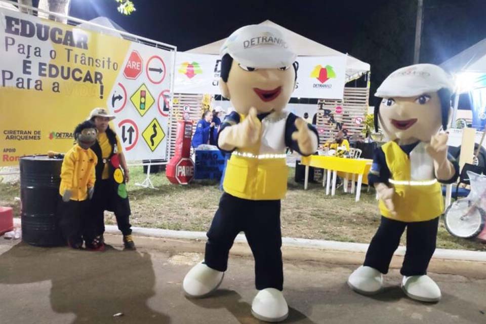 Crianças e adultos participam de ações educativas e interativas do Detran durante a 38ª Expoari