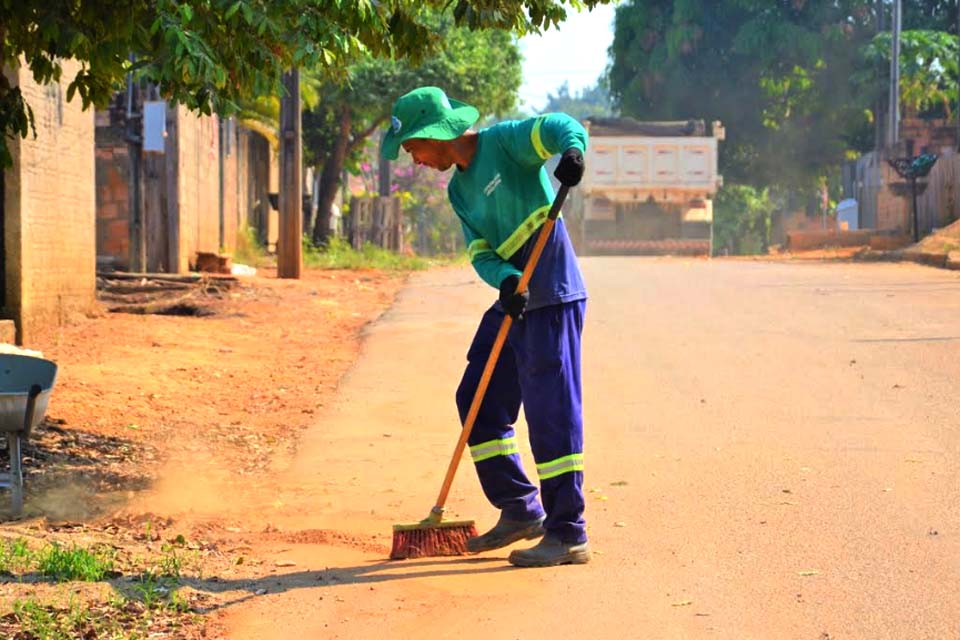 Secretarias de Meio Ambiente e Obras realiza mutirão de limpeza em bairros