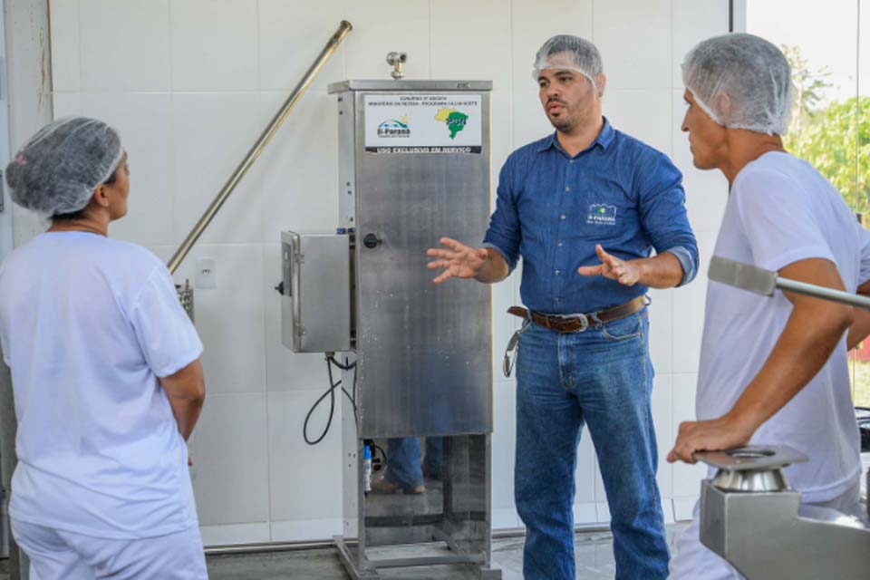 Secretaria Municipal de Agricultura e Pecuária visita agroindústria de queijo na Linha 205