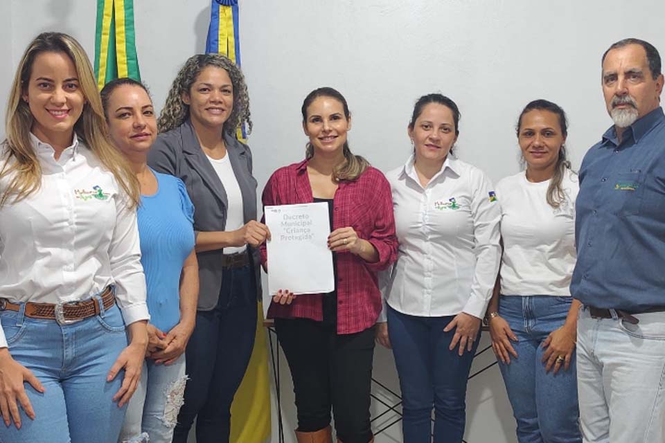 Comissão de pais entrega minuta do Decreto Municipal 