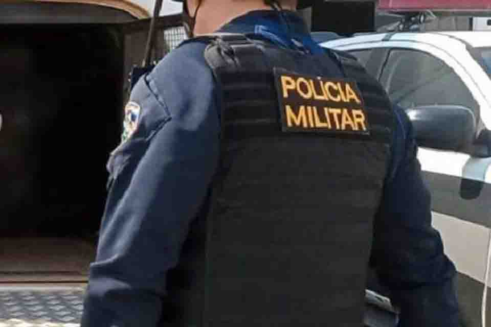 Homem alucinado é preso pela PM após pular muros e telhados 