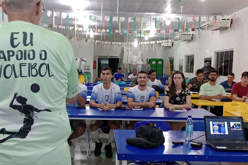 Curso de arbitragem em voleibol qualifica profissionais do esporte em Espigão do Oeste