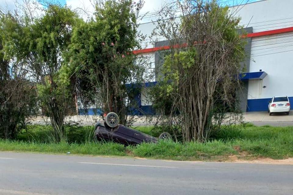 Motorista capota carro para evitar colisão na BR-364