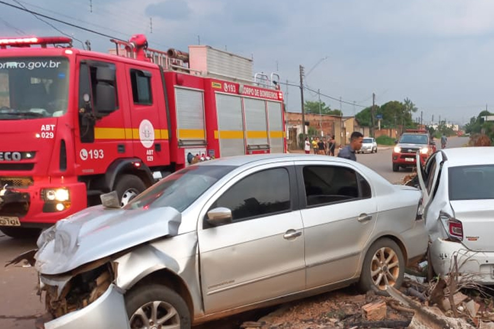 Colisão entre carros deixa três vítimas feridas na zona leste