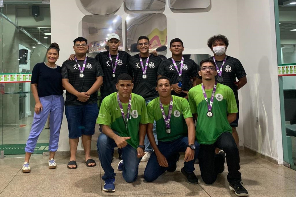 Atletas do Campus Calama recebem medalhas dos Jogos Internos do IFRO