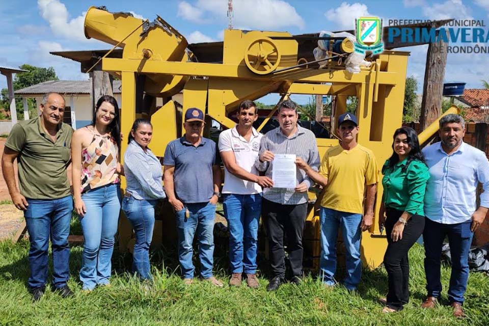 Associação dos Produtores Rurais do Assentamento Nova Esperanç recebe equipamento agrícola