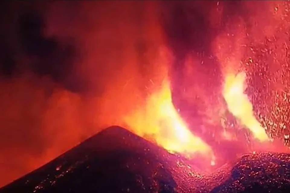 Erupção do vulcão Etna interrompe voos um dia antes do maior feriado da Itália