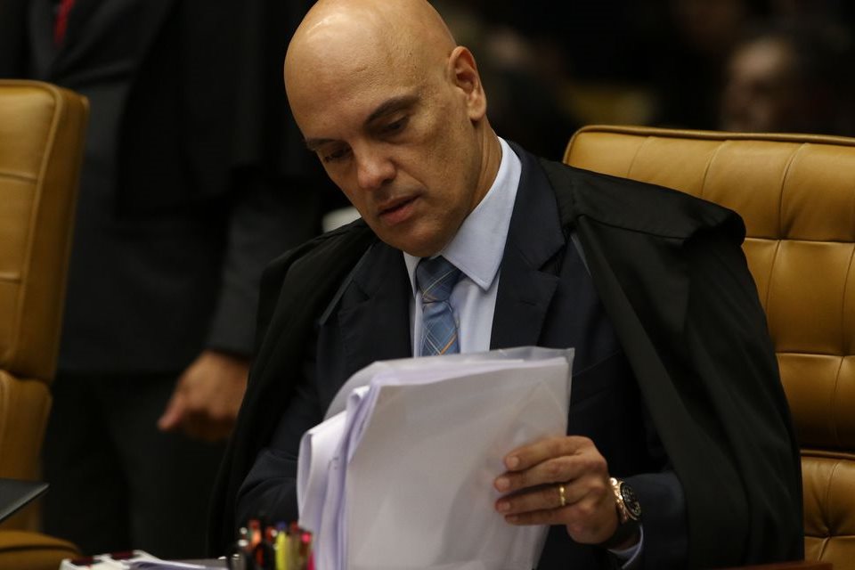 AGU pede que Moraes reconsidere decisão que impediu nomeação na PF