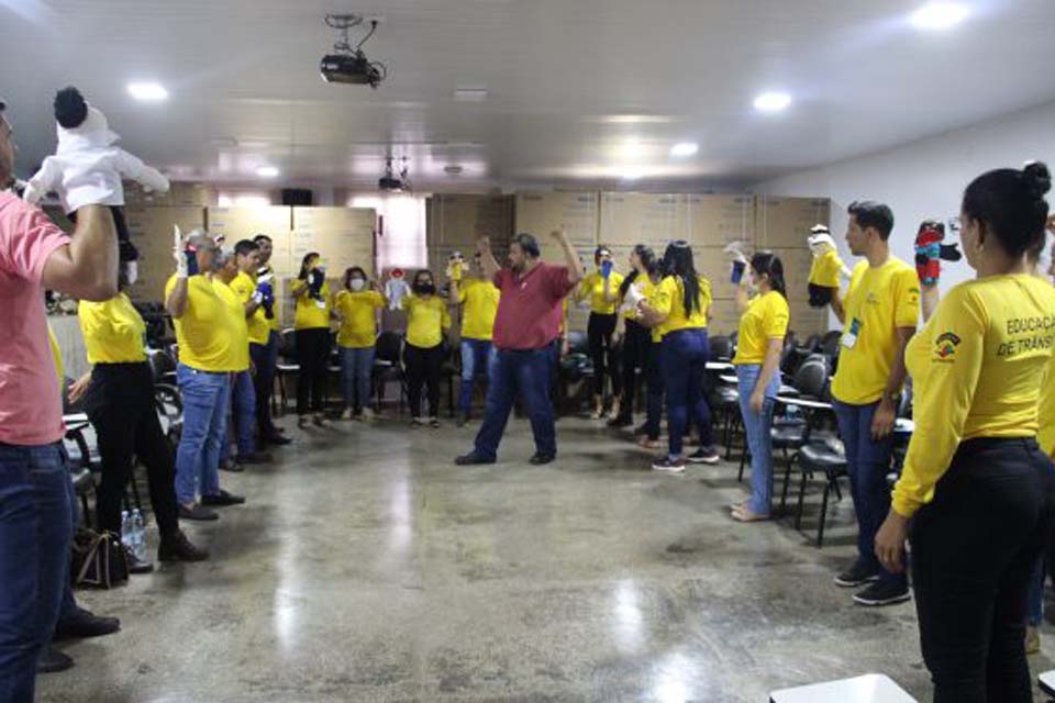 “Roda de conversa” com manipulação de fantoches é atração em Encontro Pedagógico do Detran