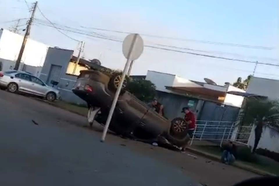 Caminhonete capota após colisão com carro no centro de Vilhena