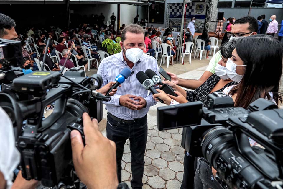 Prefeito Hildon Chaves entrega 320 títulos definitivos para centenas de famílias em Porto Velho após trabalho de regularização fundiária