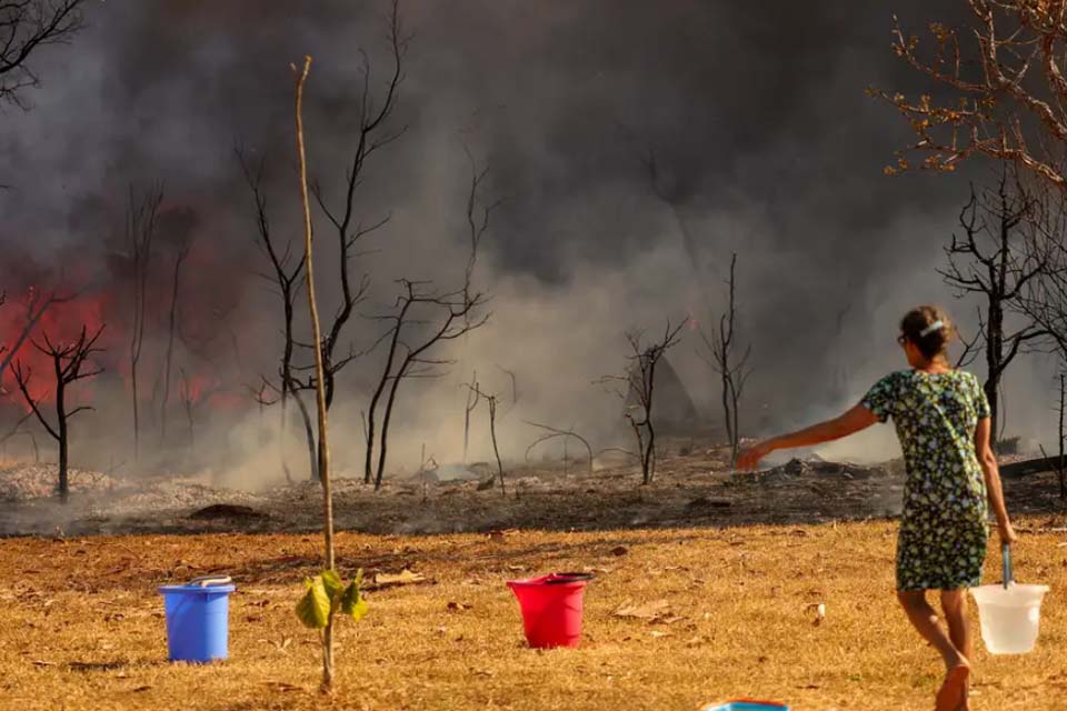 PF abre inquérito para investigar incêndio em Brasília