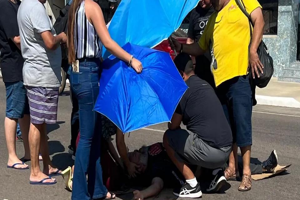 Motociclista fica gravemente ferido após colidir com carro no centro