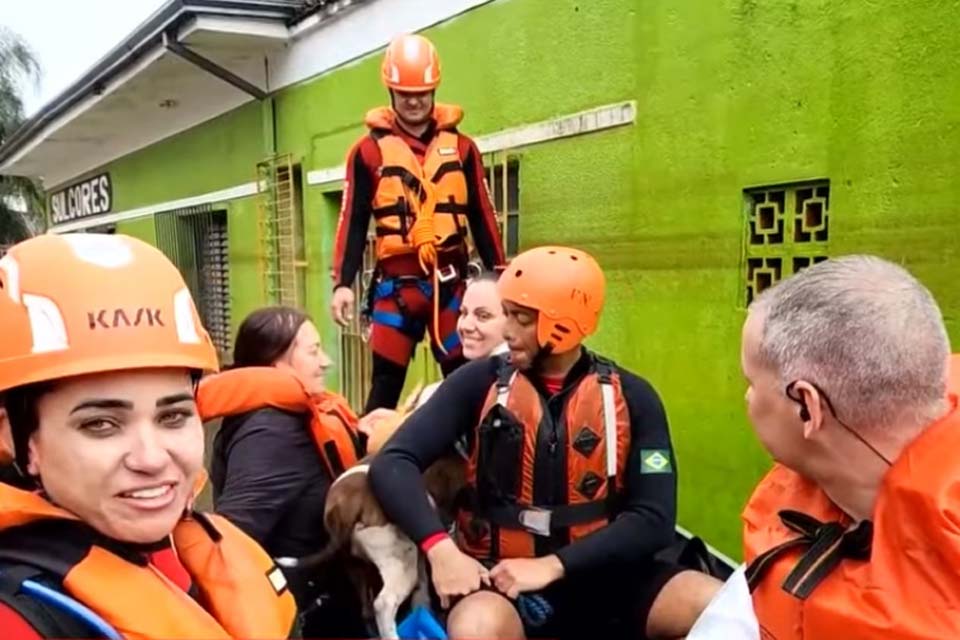 RO pelo RS: em meio a relatos comoventes, bombeiros de Rondônia resgatam senhora no dia do aniversário