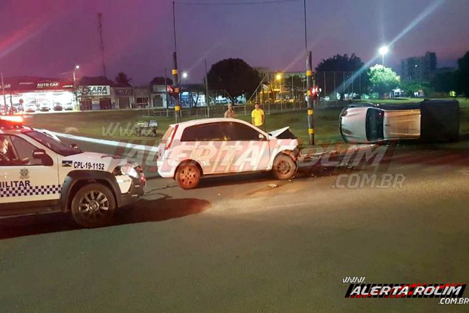 Caminhonete tomba após colisão com carro em Rolim de Moura